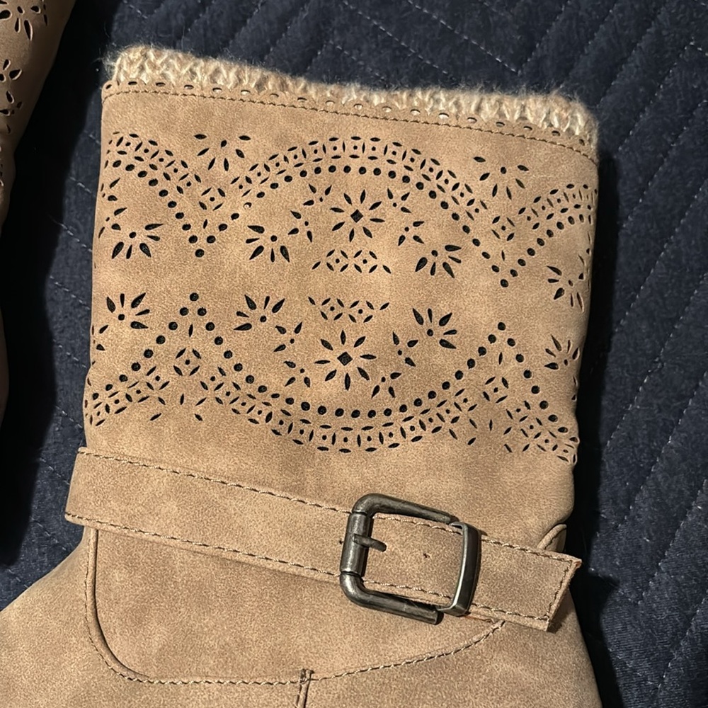 Boots - Picture 3 of 7